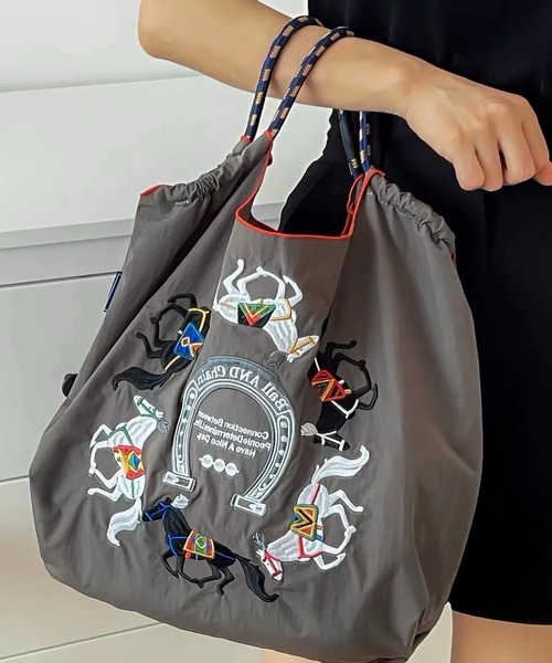 LA VORAGINE(ラ ヴォラジネ)の「馬刺繍 トートバッグ 大容量 エコバッグ(トートバッグ・レディース・ライトグレー/チャコールグレー・M)」の5枚目の写真