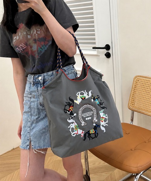 LA VORAGINE(ラ ヴォラジネ)の「馬刺繍 トートバッグ 大容量 エコバッグ(トートバッグ・レディース・ライトグレー/チャコールグレー・M)」の6枚目の写真
