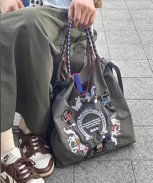 LA VORAGINE(ラ ヴォラジネ)の「馬刺繍 トートバッグ 大容量 エコバッグ(トートバッグ・レディース・ライトグレー/チャコールグレー・M)」の7枚目の写真