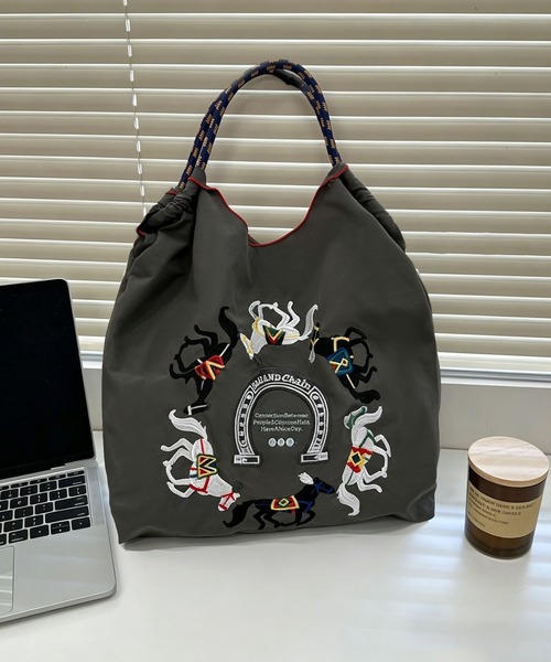 LA VORAGINE(ラ ヴォラジネ)の「馬刺繍 トートバッグ 大容量 エコバッグ(トートバッグ・レディース・ライトグレー/チャコールグレー・M)」の10枚目の写真