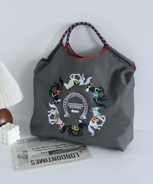 LA VORAGINE(ラ ヴォラジネ)の「馬刺繍 トートバッグ 大容量 エコバッグ(トートバッグ・レディース・ライトグレー/チャコールグレー・M)」の11枚目の写真