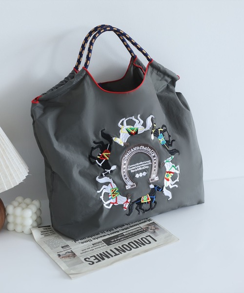 LA VORAGINE(ラ ヴォラジネ)の「馬刺繍 トートバッグ 大容量 エコバッグ(トートバッグ・レディース・ライトグレー/チャコールグレー・M)」の12枚目の写真