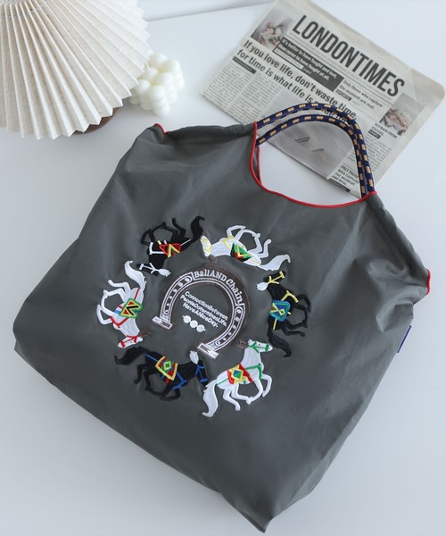 LA VORAGINE(ラ ヴォラジネ)の「馬刺繍 トートバッグ 大容量 エコバッグ(トートバッグ・レディース・ライトグレー/チャコールグレー・M)」の13枚目の写真