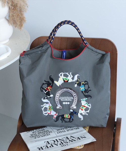 LA VORAGINE(ラ ヴォラジネ)の「馬刺繍 トートバッグ 大容量 エコバッグ(トートバッグ・レディース・ライトグレー/チャコールグレー・M)」の14枚目の写真