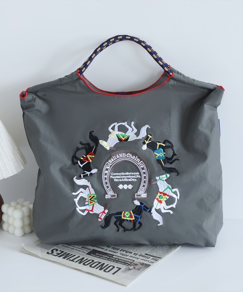 LA VORAGINE(ラ ヴォラジネ)の「馬刺繍 トートバッグ 大容量 エコバッグ(トートバッグ・レディース・ライトグレー/チャコールグレー・M)」の15枚目の写真