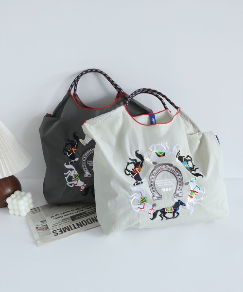 LA VORAGINE(ラ ヴォラジネ)の「馬刺繍 トートバッグ 大容量 エコバッグ(トートバッグ・レディース・ライトグレー/チャコールグレー・M)」の16枚目の写真