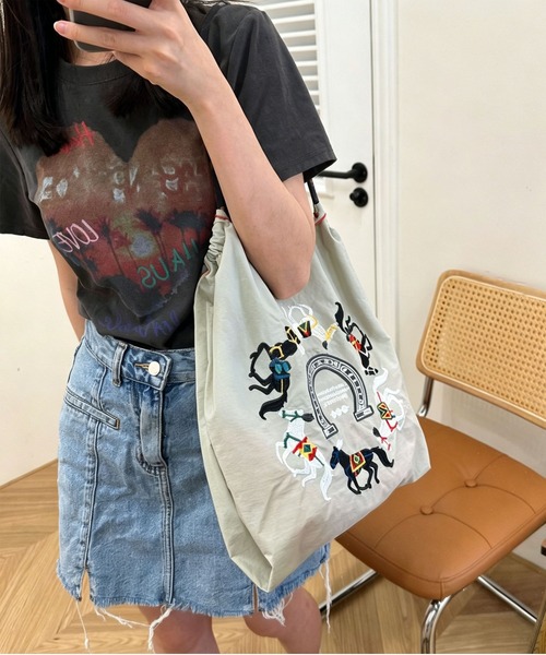 LA VORAGINE(ラ ヴォラジネ)の「馬刺繍 トートバッグ 大容量 エコバッグ(トートバッグ・レディース・ライトグレー/チャコールグレー・M)」の21枚目の写真