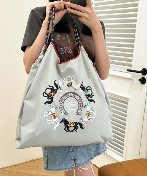 LA VORAGINE(ラ ヴォラジネ)の「馬刺繍 トートバッグ 大容量 エコバッグ(トートバッグ・レディース・ライトグレー/チャコールグレー・M)」の22枚目の写真