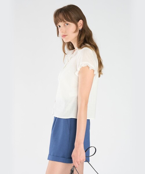 To b. by agnes b.(トゥービーバイアニエスベー)の「コットン スラブ ブイネック フリル ブラウス(シャツ/ブラウス・レディース・ホワイト・40/38/36)」の3枚目の写真