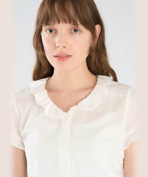 To b. by agnes b.(トゥービーバイアニエスベー)の「コットン スラブ ブイネック フリル ブラウス(シャツ/ブラウス・レディース・ホワイト・40/38/36)」の6枚目の写真