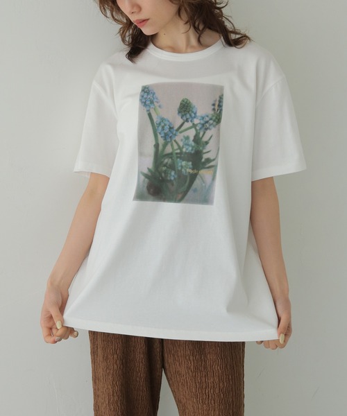 CLEIO（クレイオ）の「【CLEIO】フラワーフォトプリントTシャツ FLOWER PHOTO PRINT TEE（Tシャツ/カットソー・レディース・チャコールグレー/オフホワイト/オートミール・FREE）」の2枚目の写真
