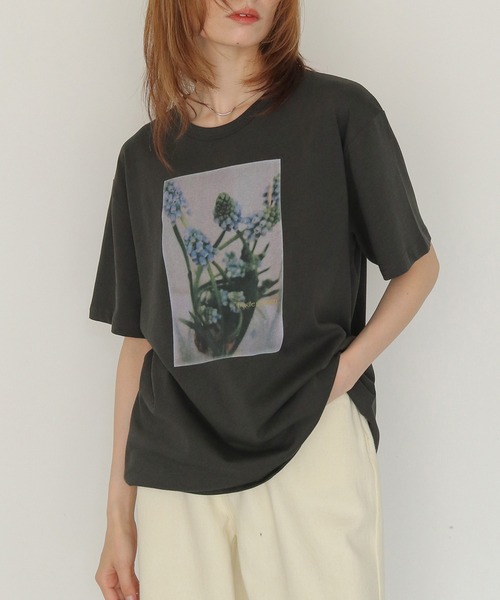 CLEIO（クレイオ）の「【CLEIO】フラワーフォトプリントTシャツ FLOWER PHOTO PRINT TEE（Tシャツ/カットソー・レディース・チャコールグレー/オフホワイト/オートミール・FREE）」の3枚目の写真
