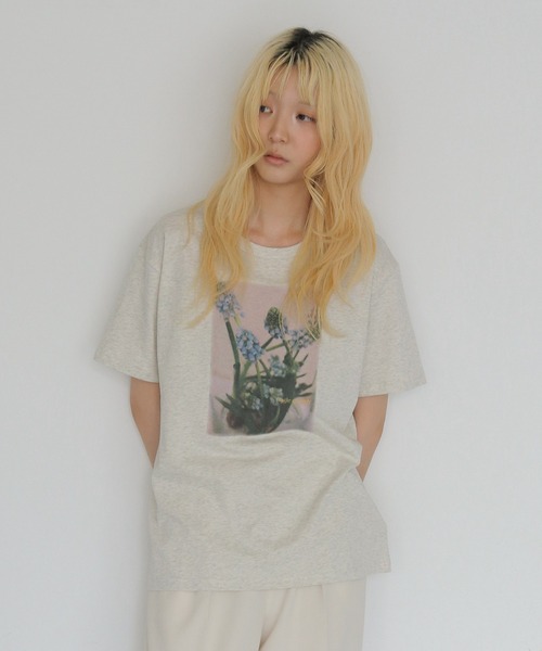 CLEIO（クレイオ）の「【CLEIO】フラワーフォトプリントTシャツ FLOWER PHOTO PRINT TEE（Tシャツ/カットソー・レディース・チャコールグレー/オフホワイト/オートミール・FREE）」の13枚目の写真