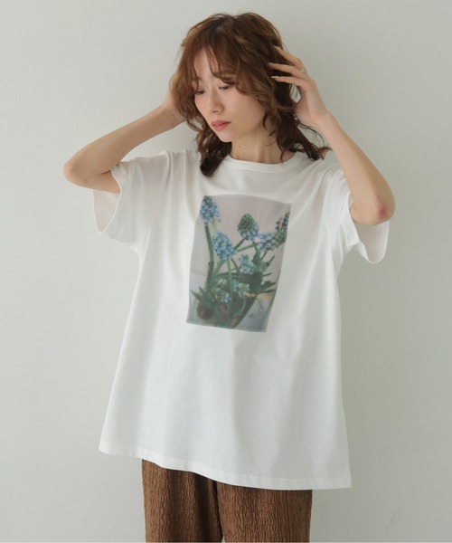 CLEIO（クレイオ）の「【CLEIO】フラワーフォトプリントTシャツ FLOWER PHOTO PRINT TEE（Tシャツ/カットソー・レディース・チャコールグレー/オフホワイト/オートミール・FREE）」の4枚目の写真