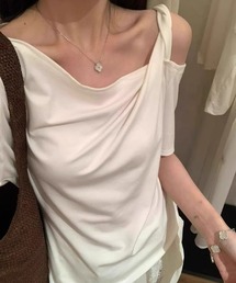 変形オフショルダートップス