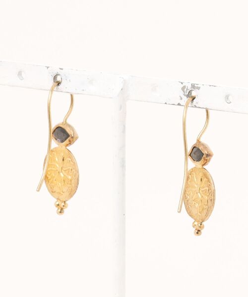 A.en（エイエン ）の「【CHAN LUU】GOLD FACE EARRINGS（ピアス（両耳用）・レディース・ゴールド・ONE SIZE）」の2枚目の写真