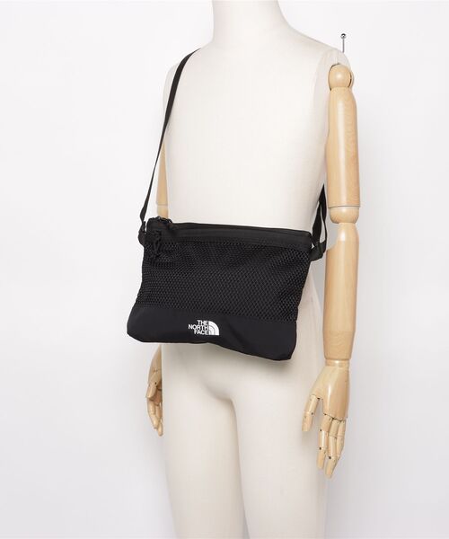 THE NORTH FACE(ザノースフェイス)の「THE NORTH FACE(ザ・ノースフェイス) Linden Mesh Cross Bag クロスボディバッグ メッシュポケット(ショルダーバッグ・メンズ・ブラック・ONESIZE)」の5枚目の写真