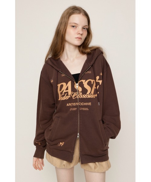 SLY(スライ)の「2 SIZE LOGO HOODIE 2サイズロゴフーディー 秋服(パーカー・レディース・ライトブラック/ホワイト系その他2/ブラウン/レッド・1/2)」の3枚目の写真