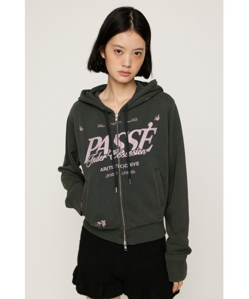 SLY(スライ)の「2 SIZE LOGO HOODIE 2サイズロゴフーディー 秋服(パーカー・レディース・ライトブラック/ホワイト系その他2/ブラウン/レッド・1/2)」の2枚目の写真