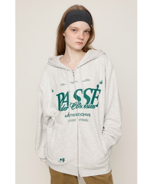 SLY(スライ)の「2 SIZE LOGO HOODIE 2サイズロゴフーディー 秋服(パーカー・レディース・ライトブラック/ホワイト系その他2/ブラウン/レッド・1/2)」の1枚目の写真