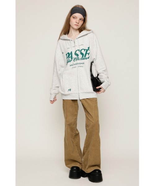 SLY(スライ)の「2 SIZE LOGO HOODIE 2サイズロゴフーディー 秋服(パーカー・レディース・ライトブラック/ホワイト系その他2/ブラウン/レッド・1/2)」の6枚目の写真