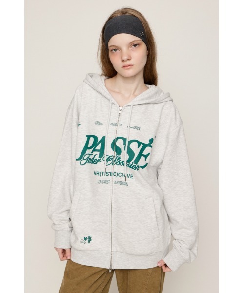 SLY(スライ)の「2 SIZE LOGO HOODIE 2サイズロゴフーディー 秋服(パーカー・レディース・ライトブラック/ホワイト系その他2/ブラウン/レッド・1/2)」の7枚目の写真