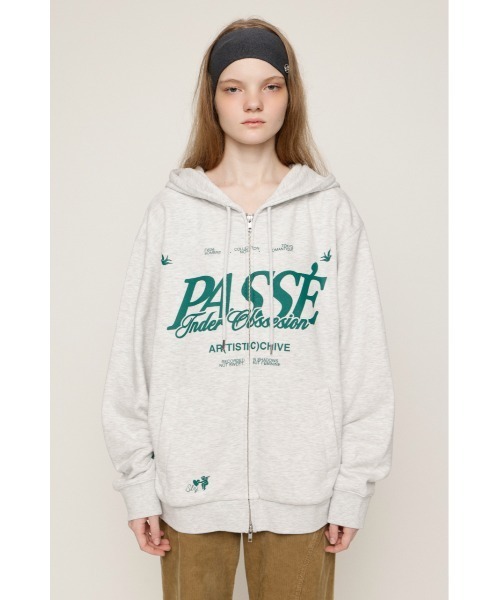 SLY(スライ)の「2 SIZE LOGO HOODIE 2サイズロゴフーディー 秋服(パーカー・レディース・ライトブラック/ホワイト系その他2/ブラウン/レッド・1/2)」の9枚目の写真