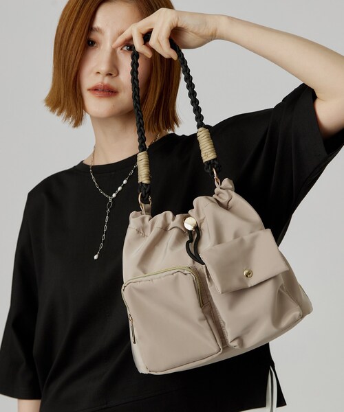 grove（グローブ）の「【撥水・10ポケ】ポケット巾着ショルダー（ショルダーバッグ・レディース・ブラック/ライトベージュ/ダークグレー/ブラック系・00）」の4枚目の写真