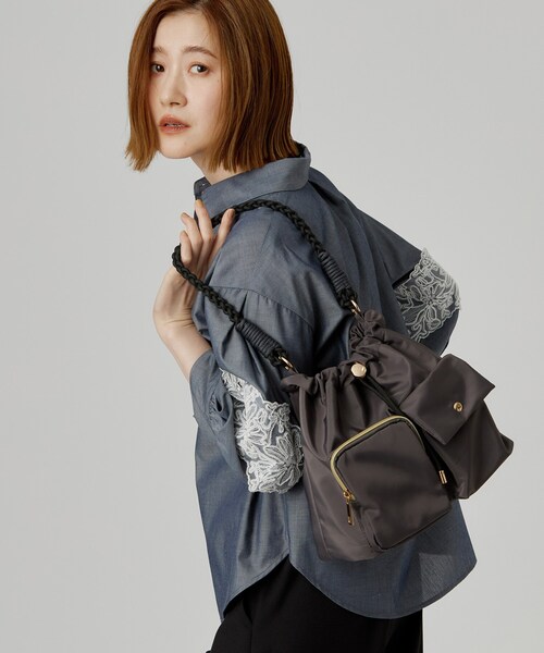 grove（グローブ）の「【撥水・10ポケ】ポケット巾着ショルダー（ショルダーバッグ・レディース・ブラック/ライトベージュ/ダークグレー/ブラック系・00）」の5枚目の写真