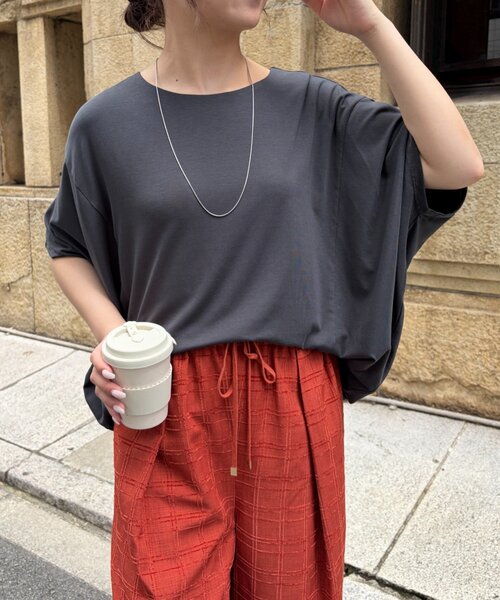 Jena espace merveilleux(ジェナ エスパスメルヴェイユ)の「ドルマン5分袖カットソー(Tシャツ/カットソー・レディース・チャコールグレー/アイボリー・FREE)」の2枚目の写真