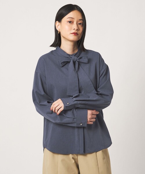 A DAY IN THE LIFE UNITED ARROWS(アデイインザライフユナイテッドアローズ)の「デニムライク ボウタイ バンドカラーブラウス <A DAY IN THE LIFE>(シャツ/ブラウス・レディース・ダークグレー/ライトブルー/ロイヤルブルー・FREE)」の3枚目の写真