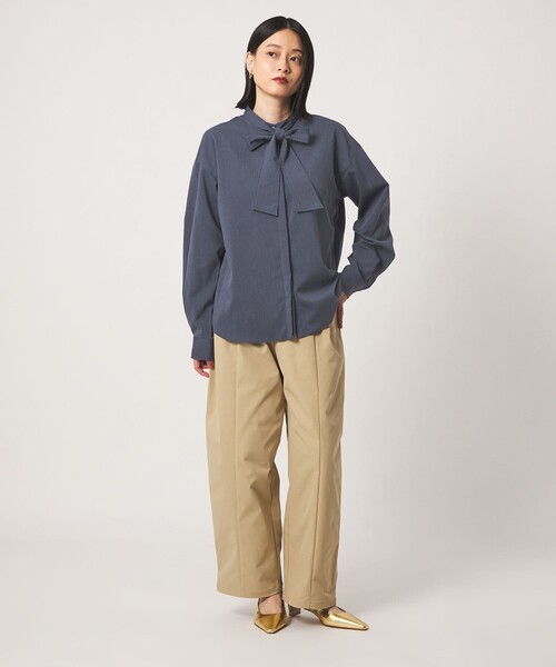 A DAY IN THE LIFE UNITED ARROWS(アデイインザライフユナイテッドアローズ)の「デニムライク ボウタイ バンドカラーブラウス <A DAY IN THE LIFE>(シャツ/ブラウス・レディース・ダークグレー/ライトブルー/ロイヤルブルー・FREE)」の4枚目の写真
