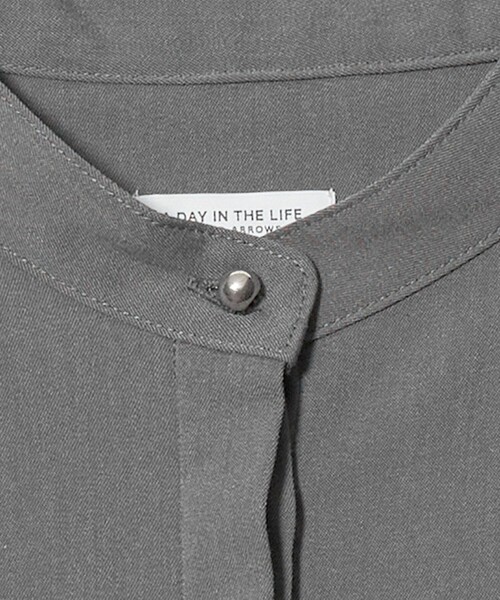 A DAY IN THE LIFE UNITED ARROWS(アデイインザライフユナイテッドアローズ)の「デニムライク ボウタイ バンドカラーブラウス <A DAY IN THE LIFE>(シャツ/ブラウス・レディース・ダークグレー/ライトブルー/ロイヤルブルー・FREE)」の14枚目の写真