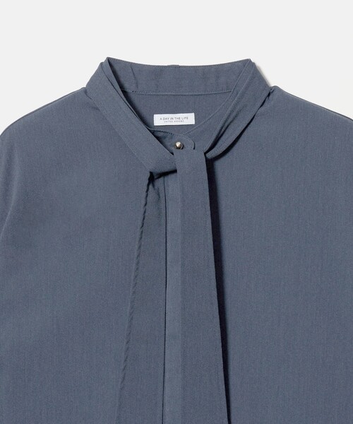 A DAY IN THE LIFE UNITED ARROWS(アデイインザライフユナイテッドアローズ)の「デニムライク ボウタイ バンドカラーブラウス <A DAY IN THE LIFE>(シャツ/ブラウス・レディース・ダークグレー/ライトブルー/ロイヤルブルー・FREE)」の20枚目の写真