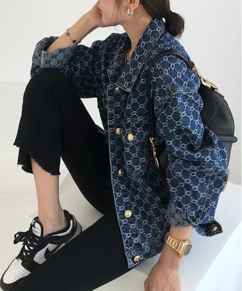 &soiree(アンドソワレ)の「モノグラムプリントデニムオーバージャケット(デニムジャケット・レディース・ブルー・X-LARGE/SMALL/MEDIUM/LARGE)」の3枚目の写真