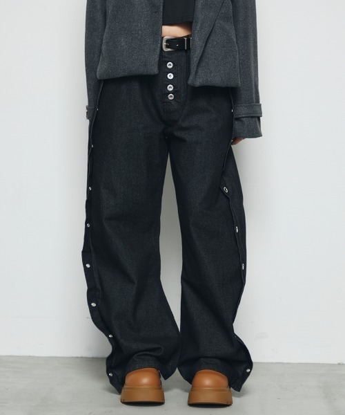 DAZE(デイズ)の「ハトメ切替デザイン ワイド デニムパンツ(デニムパンツ・メンズ・ブラック系・SMALL/MEDIUM/LARGE/X-LARGE)」の6枚目の写真