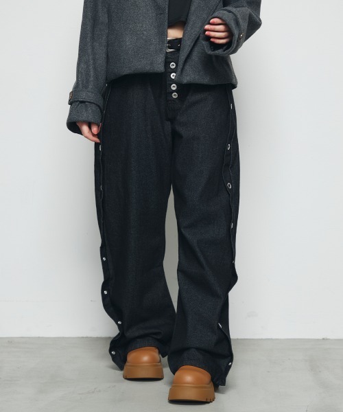 DAZE(デイズ)の「ハトメ切替デザイン ワイド デニムパンツ(デニムパンツ・メンズ・ブラック系・SMALL/MEDIUM/LARGE/X-LARGE)」の7枚目の写真