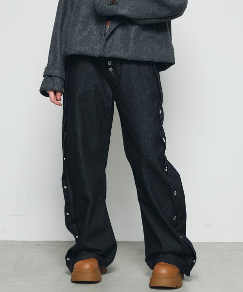 DAZE(デイズ)の「ハトメ切替デザイン ワイド デニムパンツ(デニムパンツ・メンズ・ブラック系・SMALL/MEDIUM/LARGE/X-LARGE)」の8枚目の写真