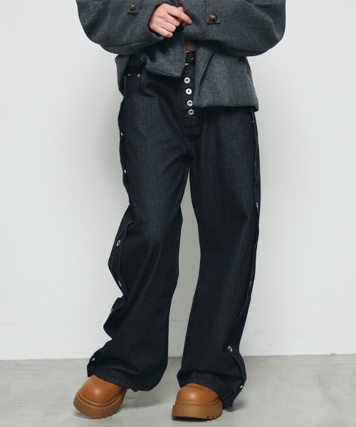 DAZE(デイズ)の「ハトメ切替デザイン ワイド デニムパンツ(デニムパンツ・メンズ・ブラック系・SMALL/MEDIUM/LARGE/X-LARGE)」の9枚目の写真