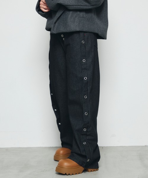 DAZE(デイズ)の「ハトメ切替デザイン ワイド デニムパンツ(デニムパンツ・メンズ・ブラック系・SMALL/MEDIUM/LARGE/X-LARGE)」の10枚目の写真