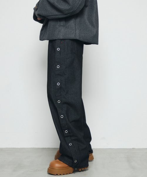 DAZE(デイズ)の「ハトメ切替デザイン ワイド デニムパンツ(デニムパンツ・メンズ・ブラック系・SMALL/MEDIUM/LARGE/X-LARGE)」の11枚目の写真