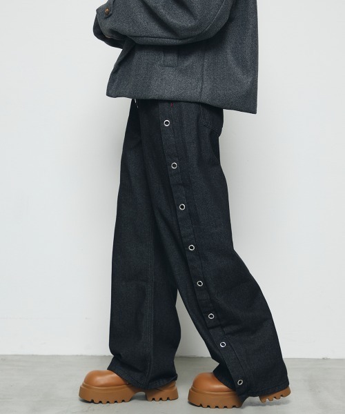 DAZE(デイズ)の「ハトメ切替デザイン ワイド デニムパンツ(デニムパンツ・メンズ・ブラック系・SMALL/MEDIUM/LARGE/X-LARGE)」の13枚目の写真