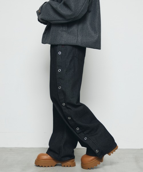 DAZE(デイズ)の「ハトメ切替デザイン ワイド デニムパンツ(デニムパンツ・メンズ・ブラック系・SMALL/MEDIUM/LARGE/X-LARGE)」の14枚目の写真