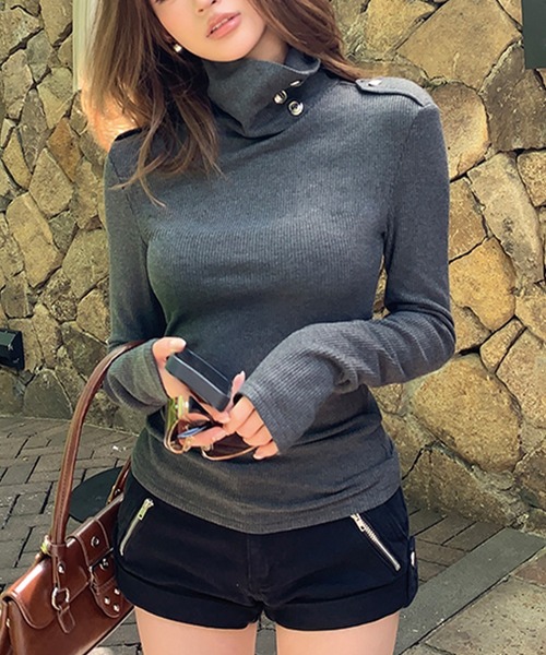 ADDITION STORE(アディションストア)の「シルバーボタン エポレット ハイネック ロングスリーブニット(ニット/セーター・レディース・グレー/ブラック・SMALL/LARGE/MEDIUM)」の2枚目の写真