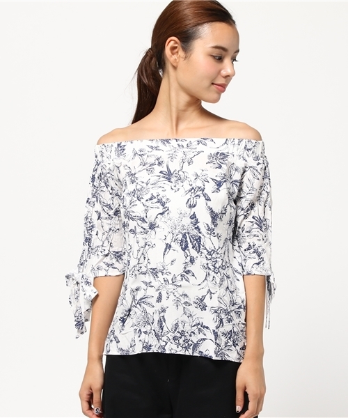 titivate（ティティベイト）の「ﾌﾗﾜｰﾌﾟﾘﾝﾄｵﾌｼｮﾙﾀﾞｰﾌﾞﾗｳｽ（シャツ/ブラウス・レディース・ブルー/ベージュ/ホワイト・FREE）」の4枚目の写真