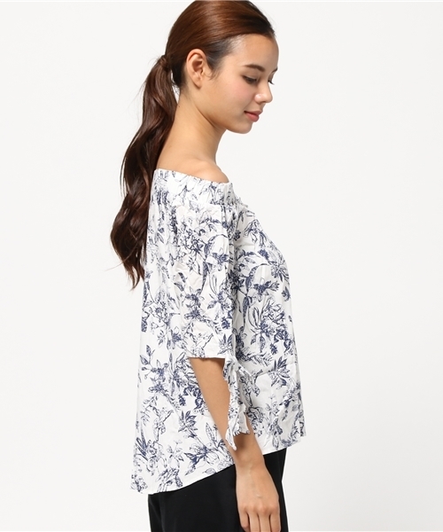 titivate（ティティベイト）の「ﾌﾗﾜｰﾌﾟﾘﾝﾄｵﾌｼｮﾙﾀﾞｰﾌﾞﾗｳｽ（シャツ/ブラウス・レディース・ブルー/ベージュ/ホワイト・FREE）」の5枚目の写真