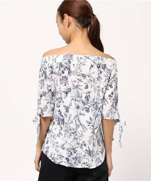 titivate（ティティベイト）の「ﾌﾗﾜｰﾌﾟﾘﾝﾄｵﾌｼｮﾙﾀﾞｰﾌﾞﾗｳｽ（シャツ/ブラウス・レディース・ブルー/ベージュ/ホワイト・FREE）」の6枚目の写真