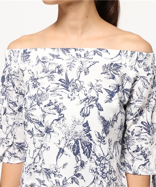 titivate（ティティベイト）の「ﾌﾗﾜｰﾌﾟﾘﾝﾄｵﾌｼｮﾙﾀﾞｰﾌﾞﾗｳｽ（シャツ/ブラウス・レディース・ブルー/ベージュ/ホワイト・FREE）」の7枚目の写真