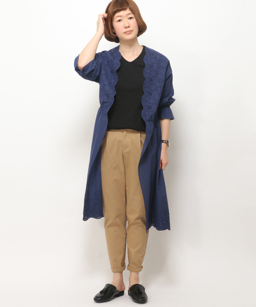 LBC(エルビーシー)の「スカラップ刺繍ガウン (カーディガン/ボレロ・レディース・ライトブラウン/ダークネイビー・MEDIUM)」の1枚目の写真