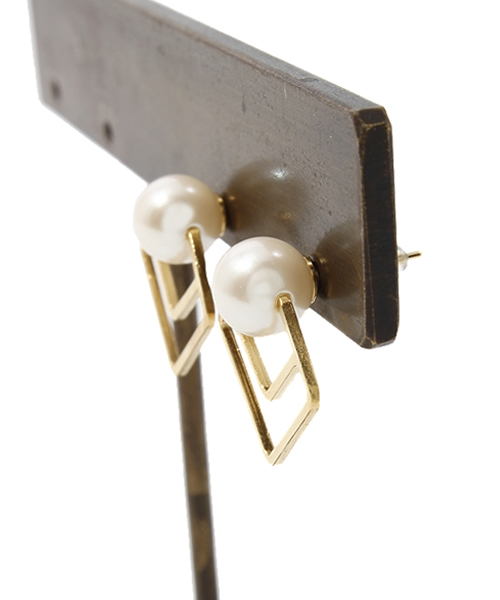 BEAUTY&YOUTH UNITED ARROWS（ビューティーアンドユースユナイテッドアローズ）の「BYTF スクエアモチーフ×フェイクパールピアス◆（ピアス（両耳用）・レディース・ゴールド・フリー）」の2枚目の写真